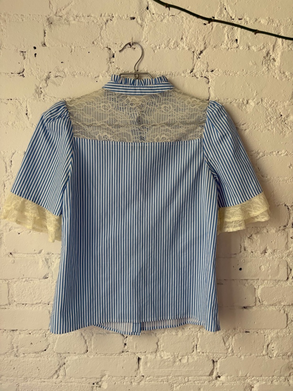 HALSTON Blue & White Striped Puff Sleeve Blouse with Lace Trim & Pearl Buttons - Picture 4 of 6